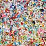 Une startup ougandaise transforme les déchets plastiques en tissu et remporte un concours